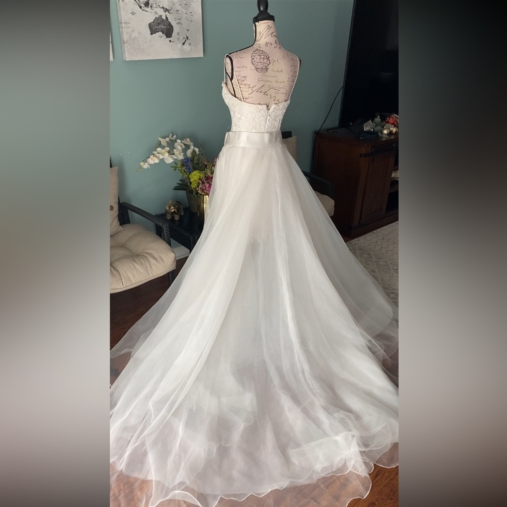 Baracci lace wedding dress with detachable overskirt - Picture 3 of 5
